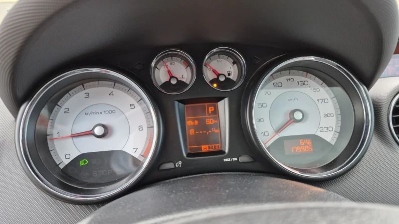 Peugeot 308 1.6i 140hp * Автомат * Панорама* КАТО НОВ* , снимка 14 - Автомобили и джипове - 50023727