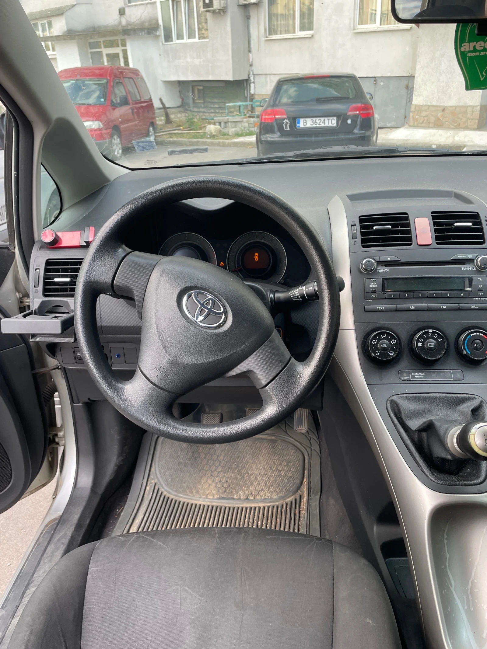 Toyota Auris 1.4i - изображение 2