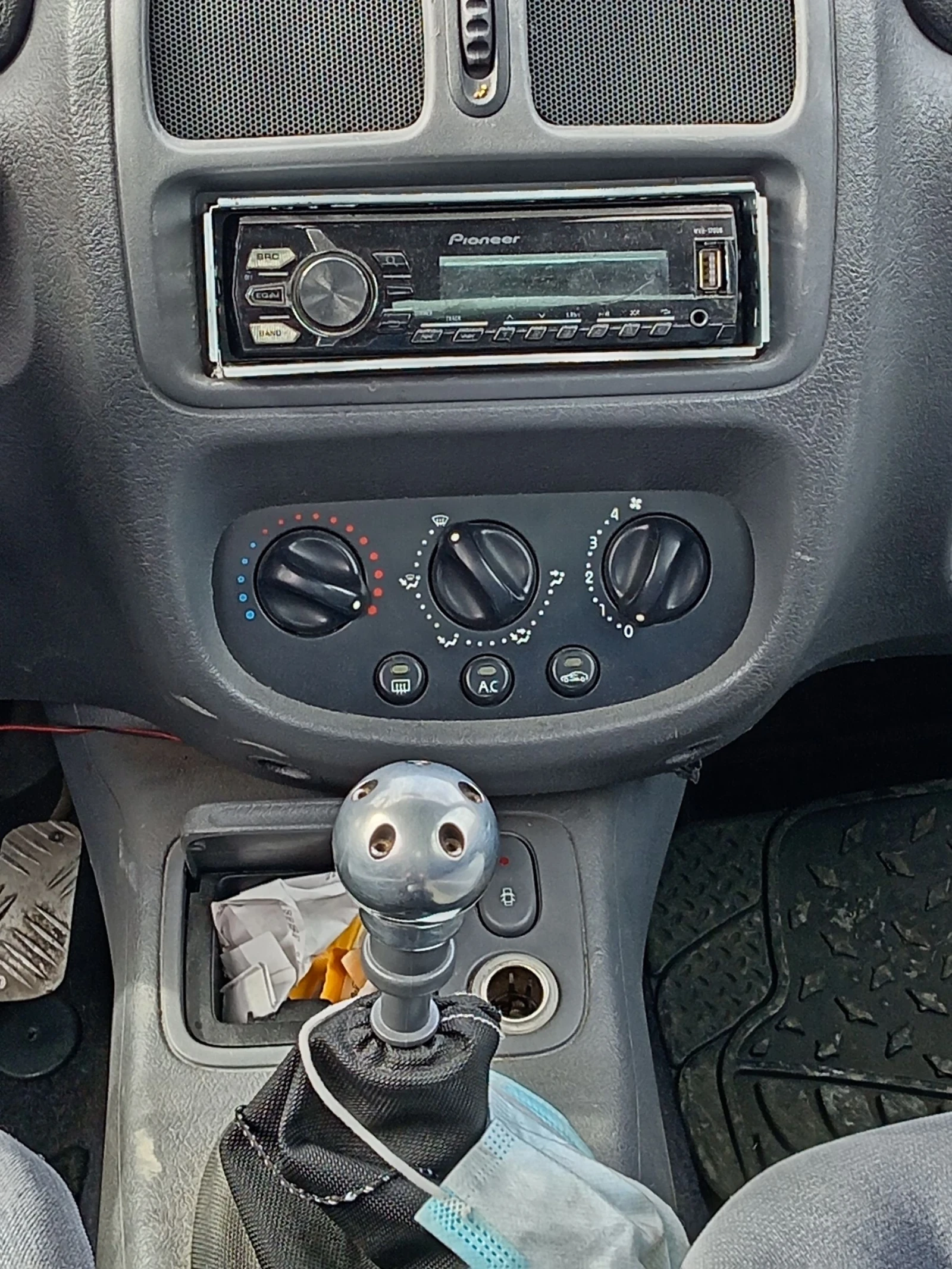Renault Clio 1.4, снимка 11 - Автомобили и джипове - 53702769