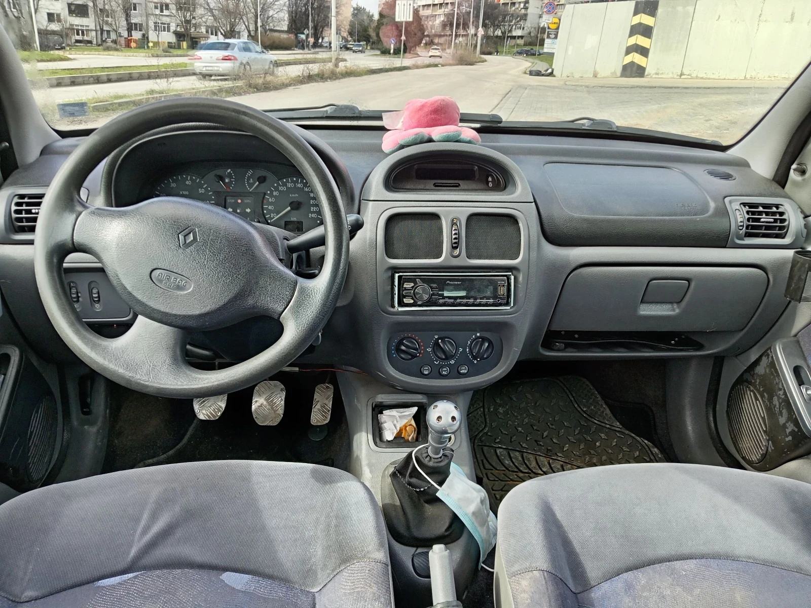 Renault Clio 1.4, снимка 10 - Автомобили и джипове - 53702769