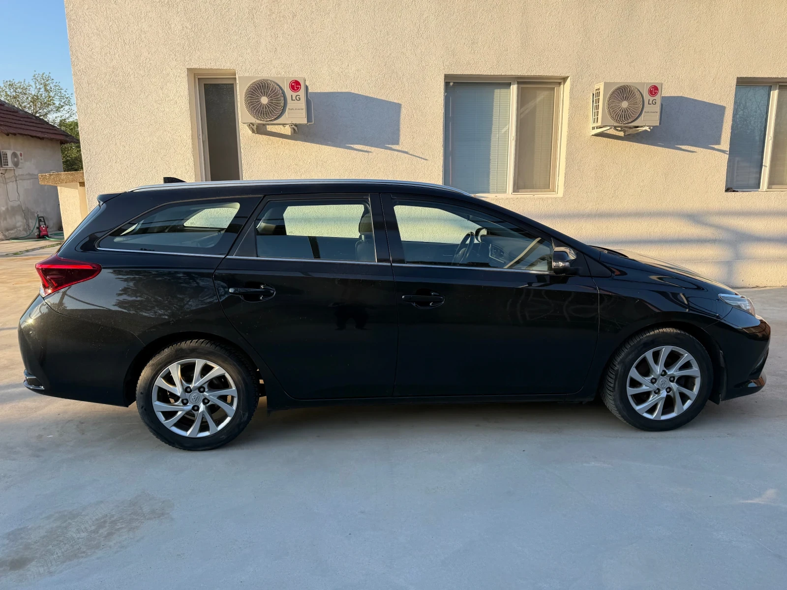 Toyota Auris 1, 6 diesel , снимка 3 - Автомобили и джипове - 54392772