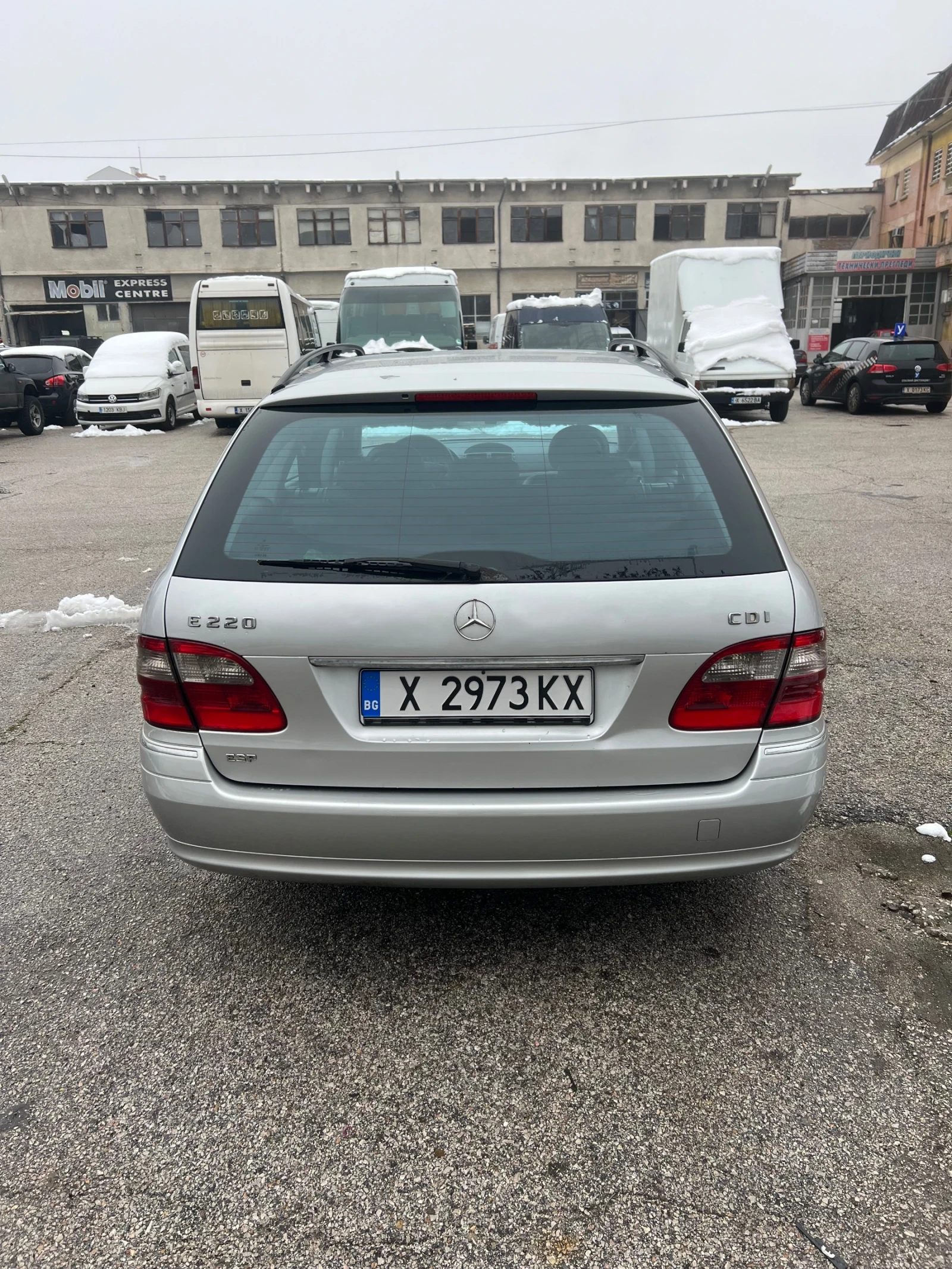 Mercedes-Benz E 220, снимка 4 - Автомобили и джипове - 55006293
