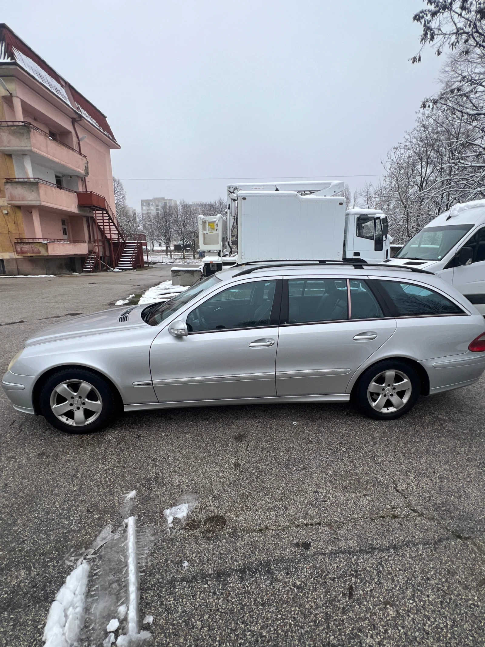 Mercedes-Benz E 220, снимка 3 - Автомобили и джипове - 55006293