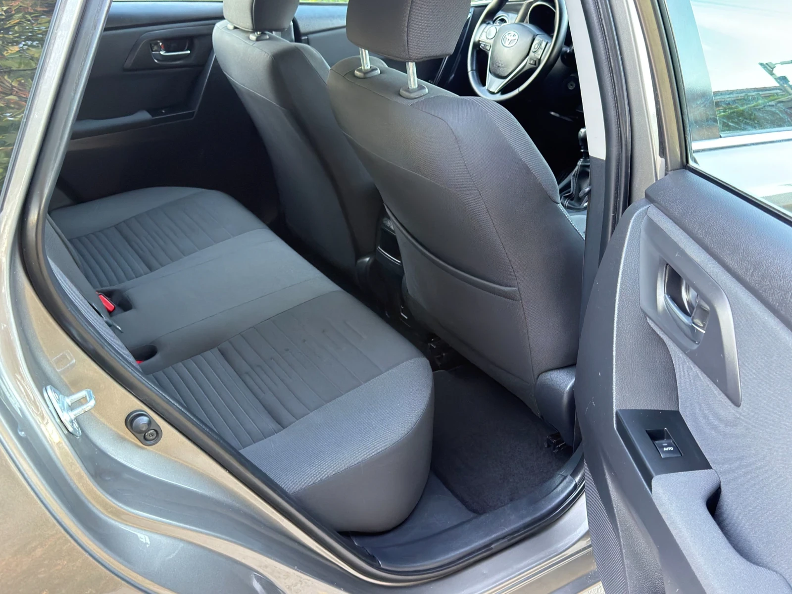 Toyota Auris, снимка 11 - Автомобили и джипове - 56538818