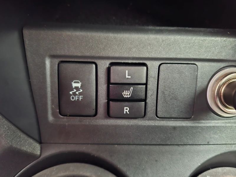 Toyota Rav4 2.2D4D Navi Кожа Подгрев, снимка 13 - Автомобили и джипове - 52669145