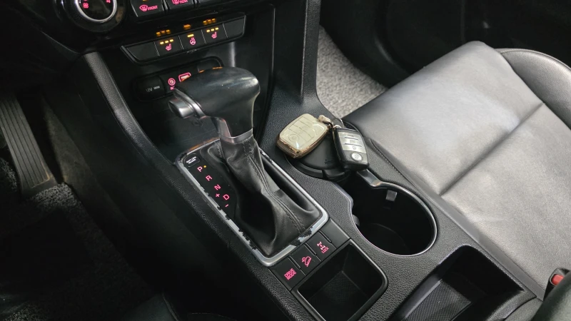 Kia Sportage 2.0CRDI/4x4/Пълна сервизна история !!!, снимка 14 - Автомобили и джипове - 53382944