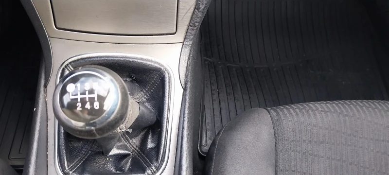 Toyota Avensis 2.0 126кс 6ск, снимка 12 - Автомобили и джипове - 52615319