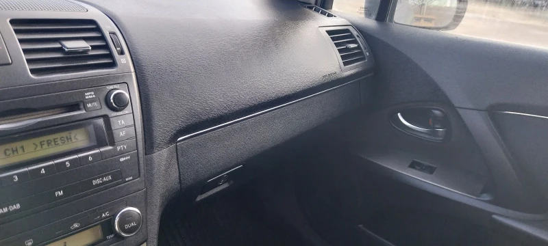 Toyota Avensis 2.0 126кс 6ск, снимка 10 - Автомобили и джипове - 52615319
