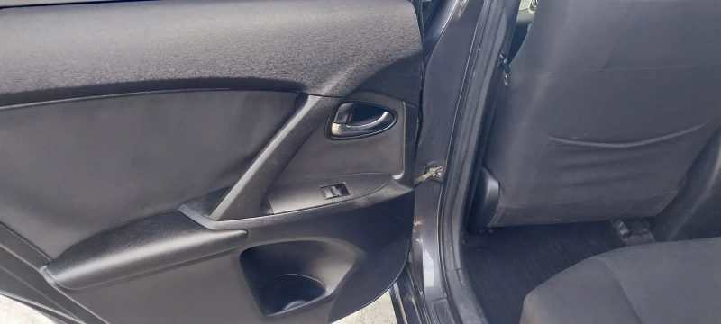 Toyota Avensis 2.0 126кс 6ск, снимка 7 - Автомобили и джипове - 52615319