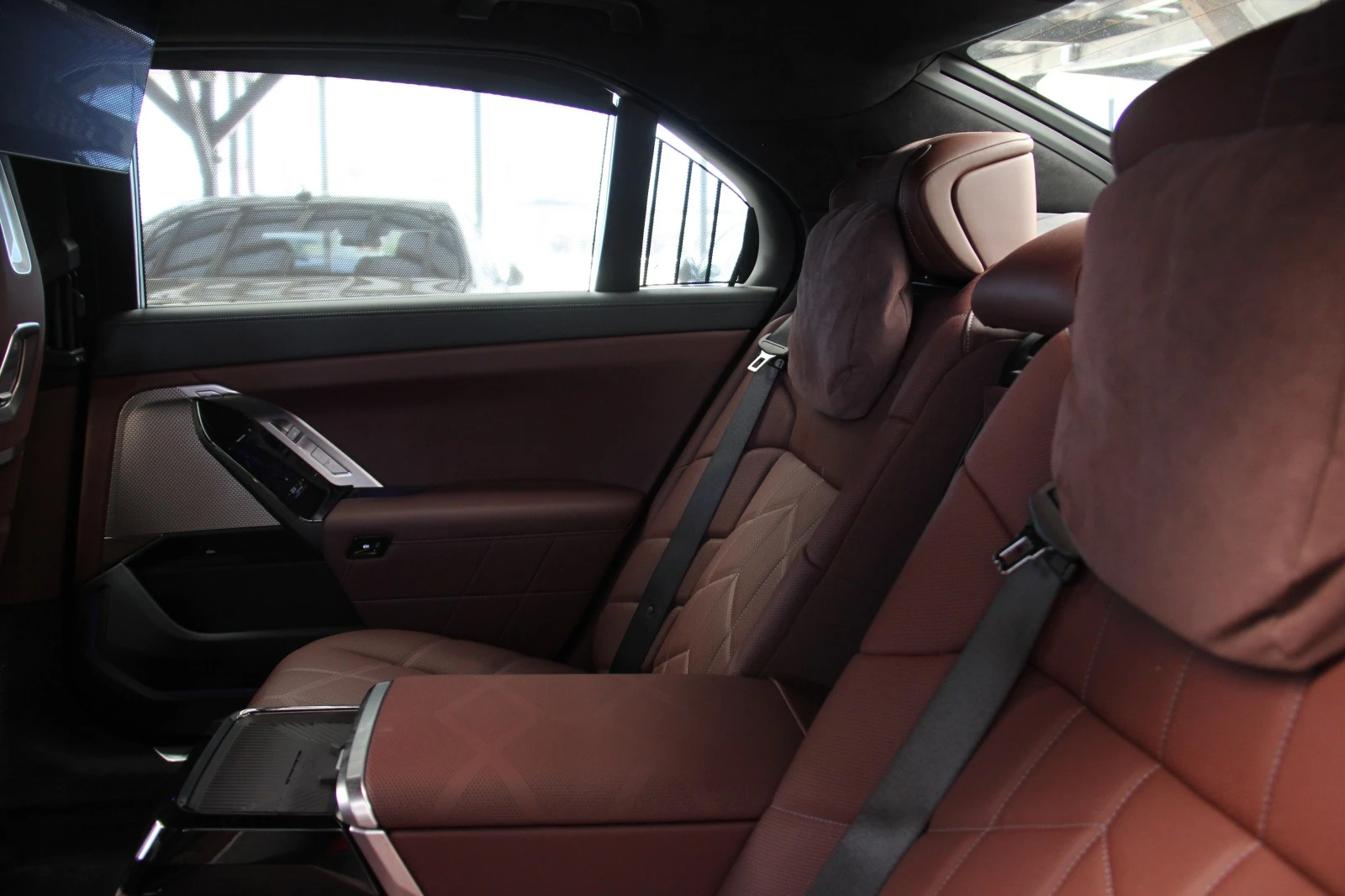 BMW 760  V8/SWAROWSKI/Xdrive/Theater Scr/M-Pack/Bower&Wilk | Mobile.bg   14