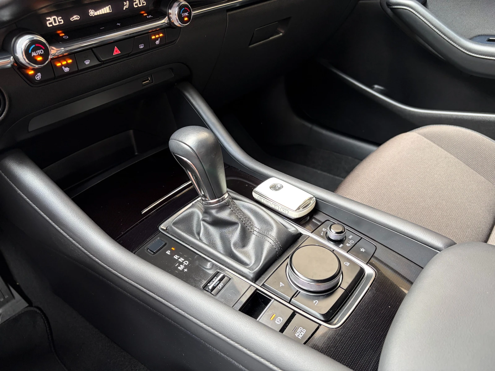 Mazda 3 2.0 e-SkyActiv-G, снимка 9 - Автомобили и джипове - 55823882