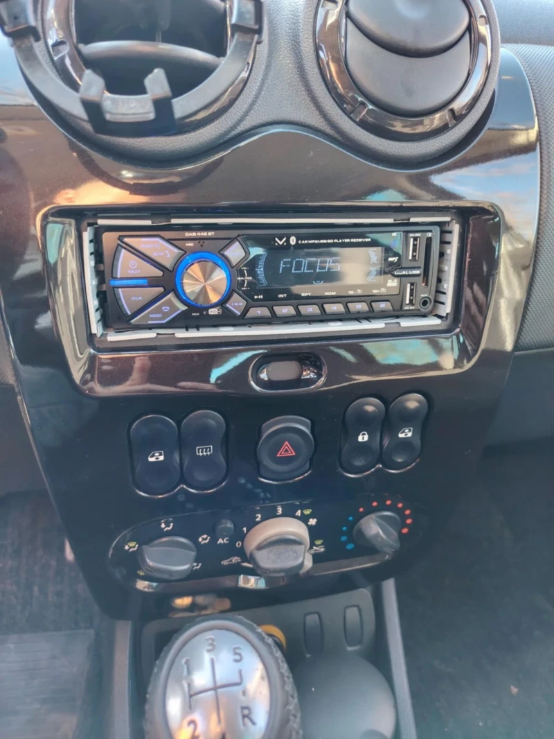 Dacia Duster 1.6 i 110 коня, снимка 5 - Автомобили и джипове - 52598100