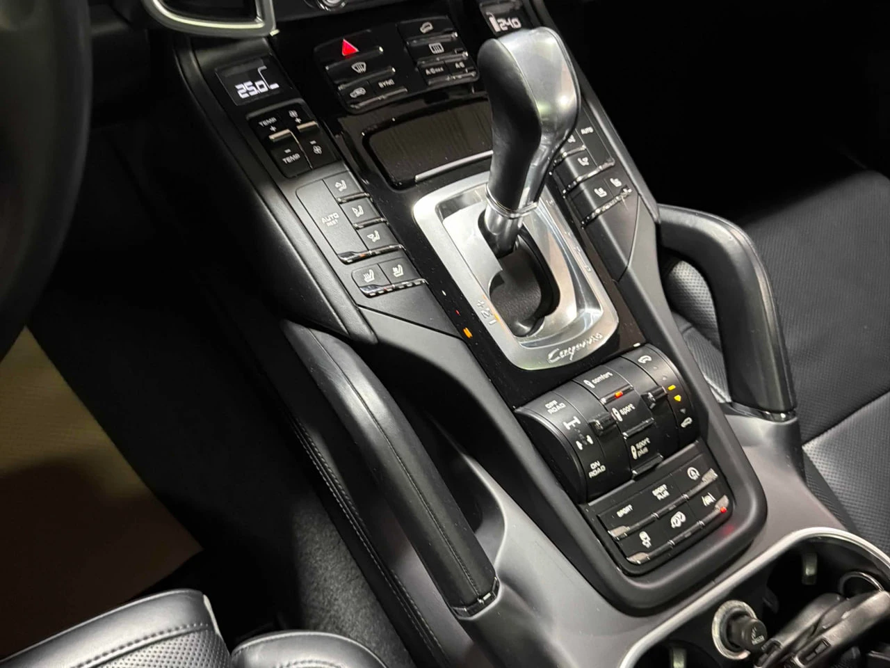 Porsche Cayenne * GTS* ОБДУХВАНЕ* ПАНОРАМА* 360КАМЕРА* KEY LESS* , снимка 9 - Автомобили и джипове - 53977072