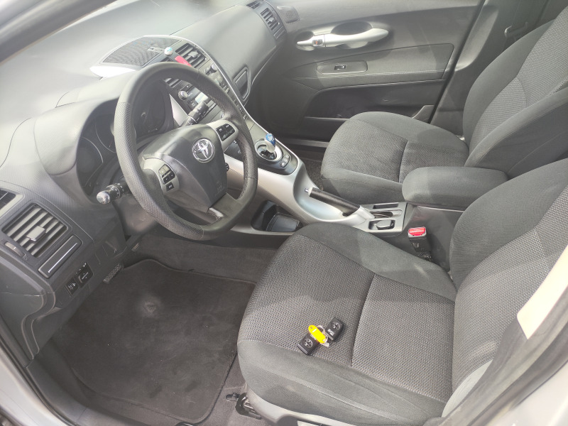 Toyota Auris facelift, 1,8 hibrid , като нова, снимка 13 - Автомобили и джипове - 40228737