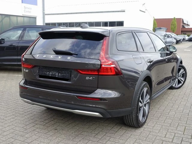 Volvo V60 Cross Country  B4 D AWD Plus, снимка 2 - Автомобили и джипове - 47775608