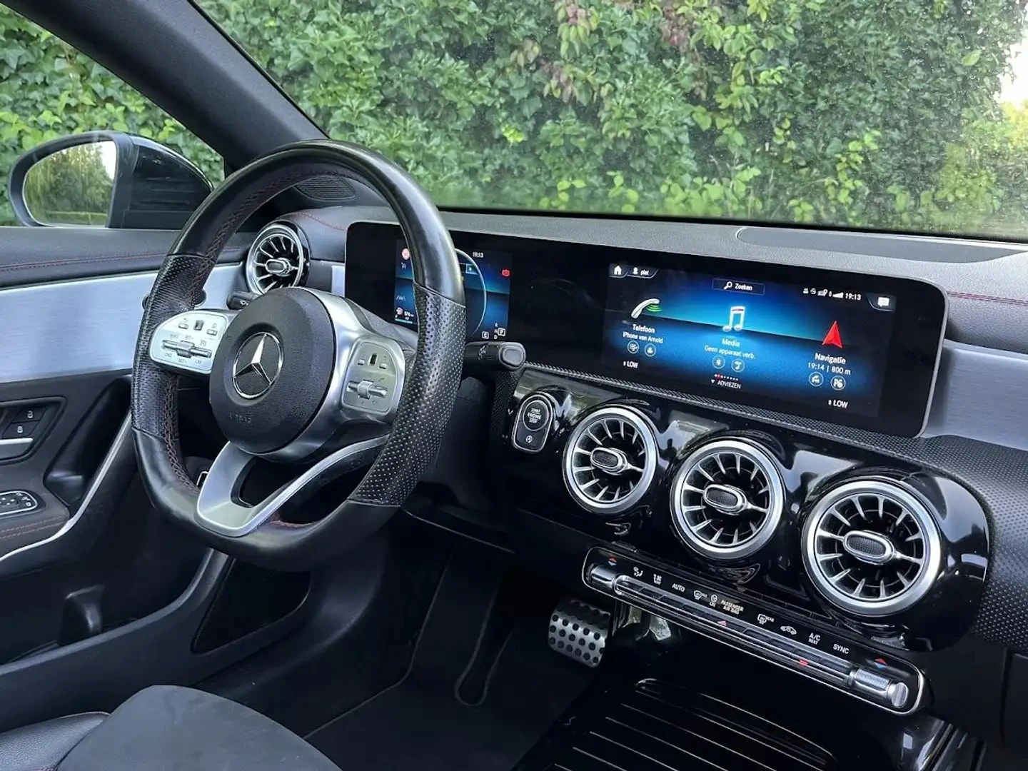 Mercedes-Benz CLA 180d Coupe AMG Line - изображение 5