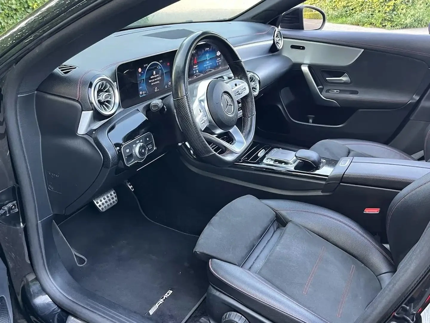 Mercedes-Benz CLA 180d Coupe AMG Line - изображение 4