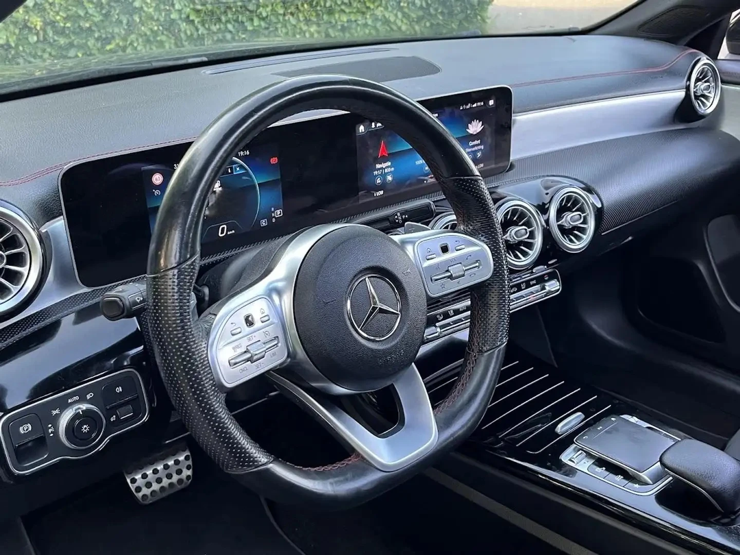 Mercedes-Benz CLA 180d Coupe AMG Line - изображение 6