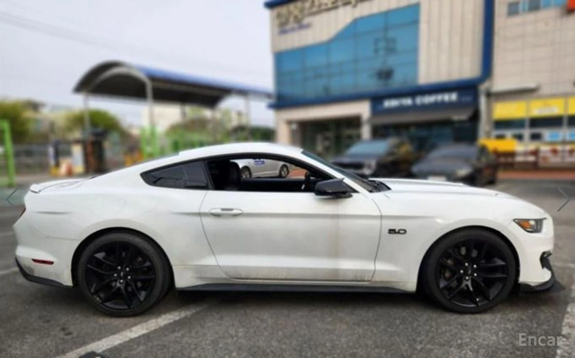 Ford Mustang GT 5.0* CARBON* КОЖА* NAVI* ПОДГРЕВ* ОБДУХВАНЕ* , снимка 4 - Автомобили и джипове - 54238272