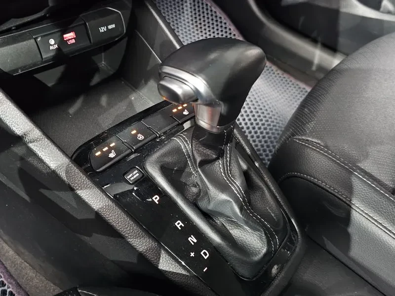 Kia Stonic 1.6 Deluxe, снимка 9 - Автомобили и джипове - 55786592