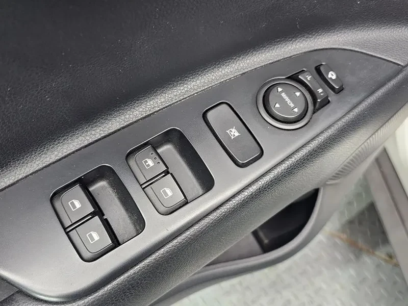 Kia Stonic 1.6 Deluxe, снимка 17 - Автомобили и джипове - 55786592
