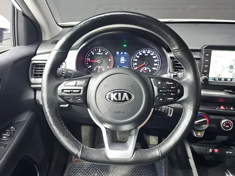 Kia Stonic 1.6 Deluxe, снимка 12 - Автомобили и джипове - 55786592