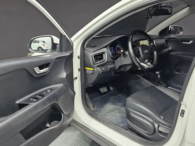 Kia Stonic 1.6 Deluxe, снимка 10 - Автомобили и джипове - 55786592