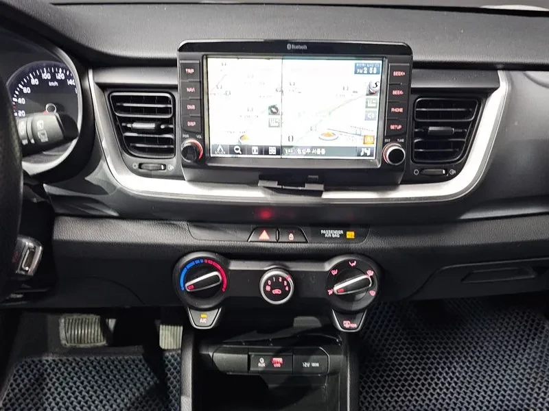 Kia Stonic 1.6 Deluxe, снимка 14 - Автомобили и джипове - 55786592