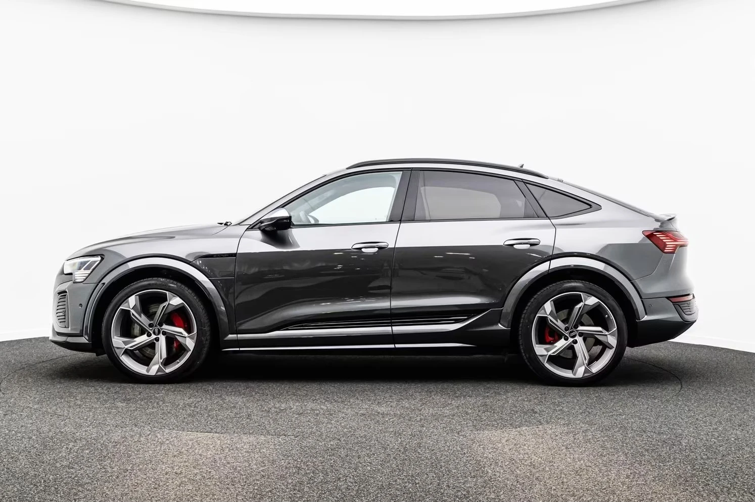 Audi SQ8 E-TRON / B&O / HUD / 360 / PANO / MATRIX / VIRTUAL, снимка 4 - Автомобили и джипове - 55120164