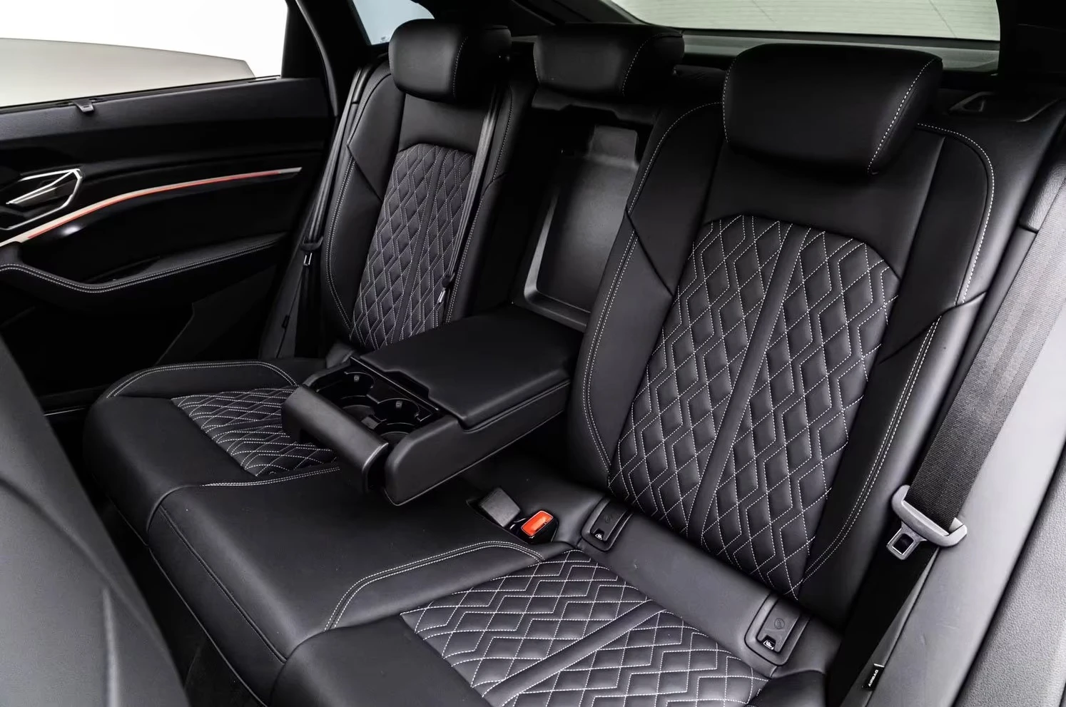 Audi SQ8 E-TRON / B&O / HUD / 360 / PANO / MATRIX / VIRTUAL, снимка 16 - Автомобили и джипове - 55120164