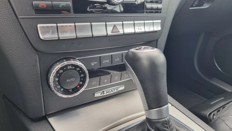Mercedes-Benz C 350 V6 AMG/PANO/DISTRONIC/4-MATIC/TOP, снимка 12 - Автомобили и джипове - 50460792
