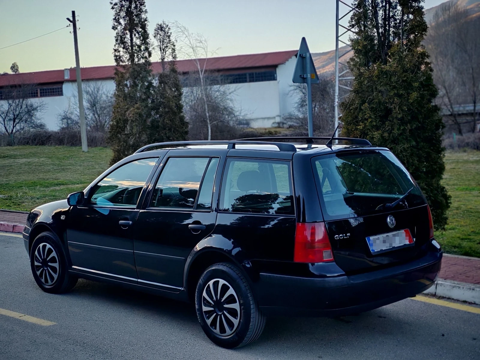 VW Golf 1.9TDI(90)* SPECIAL-EDITION* НОВ ВНОС*  - изображение 4