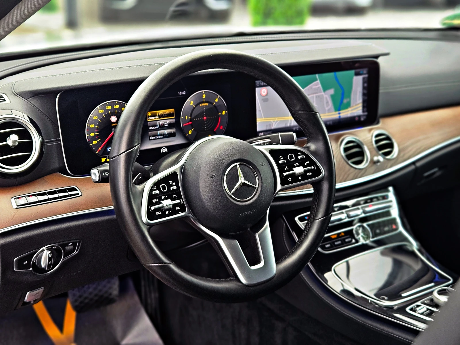 Mercedes-Benz E 400 AMG/4MAT/DISTR/МАСАЖ/360CAM//ОБДУХ/BURMESTER/LIZIN, снимка 10 - Автомобили и джипове - 54609439