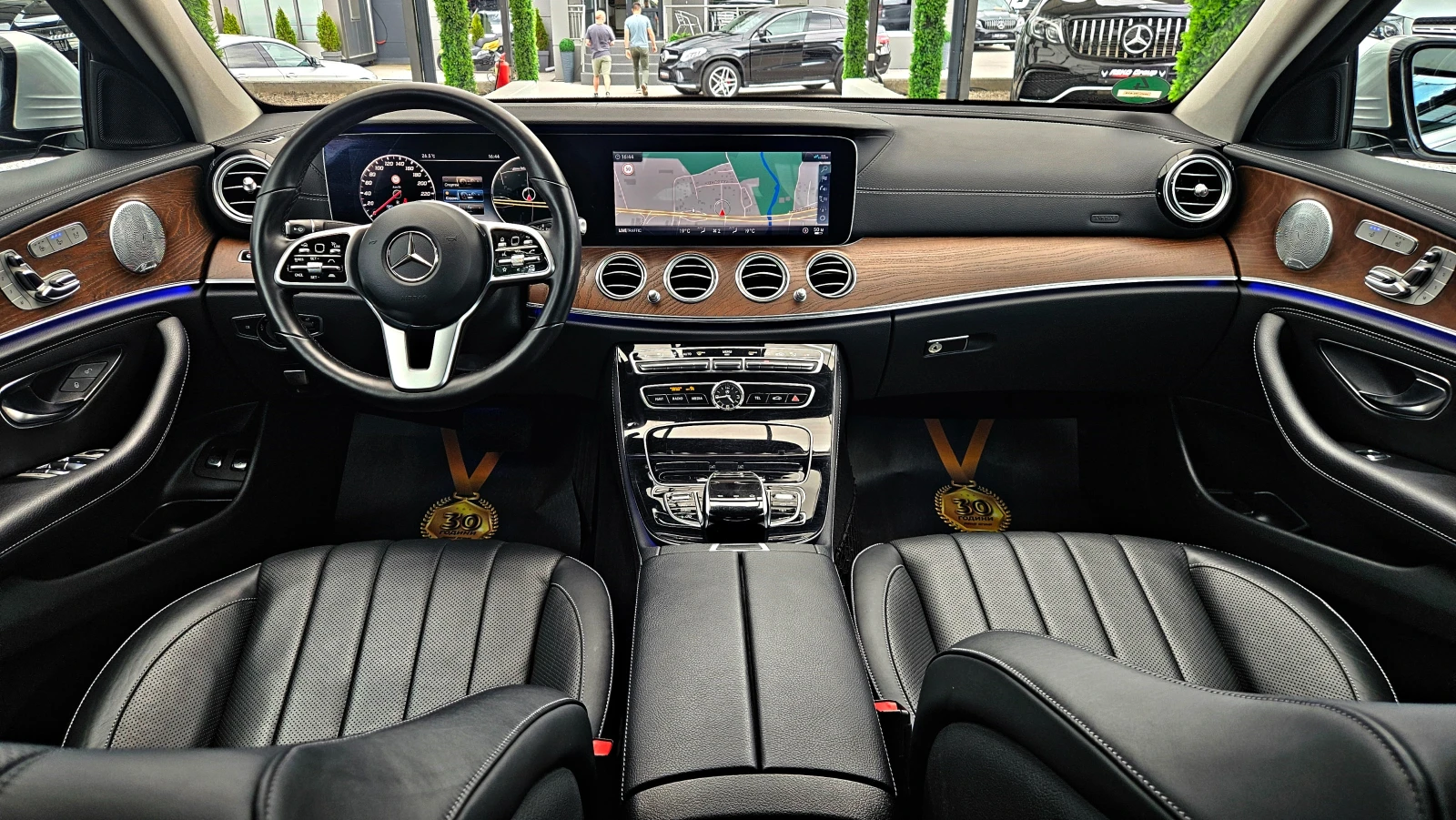 Mercedes-Benz E 400 AMG/4MAT/DISTR/МАСАЖ/360CAM//ОБДУХ/BURMESTER/LIZIN, снимка 8 - Автомобили и джипове - 54609439