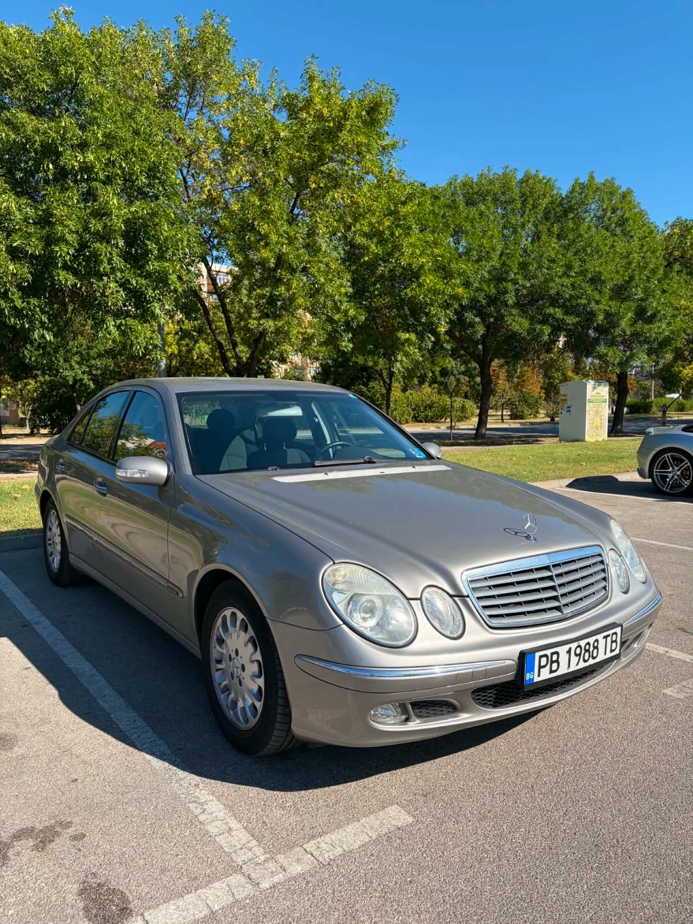Mercedes-Benz E 220, снимка 3 - Автомобили и джипове - 56048770