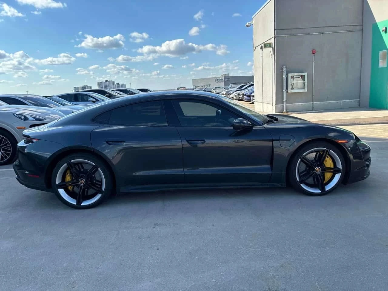 Porsche Taycan, снимка 3 - Автомобили и джипове - 56687366
