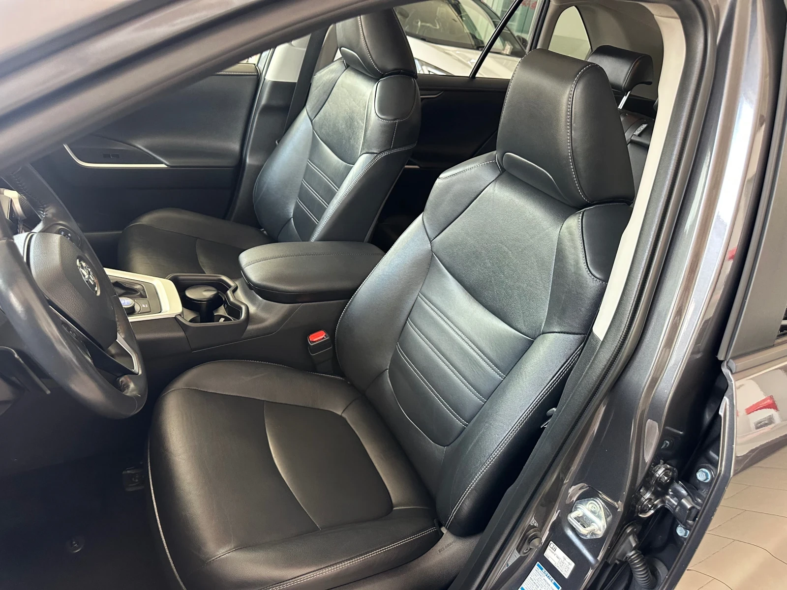Toyota Rav4 Luxury* Sunroof - изображение 8