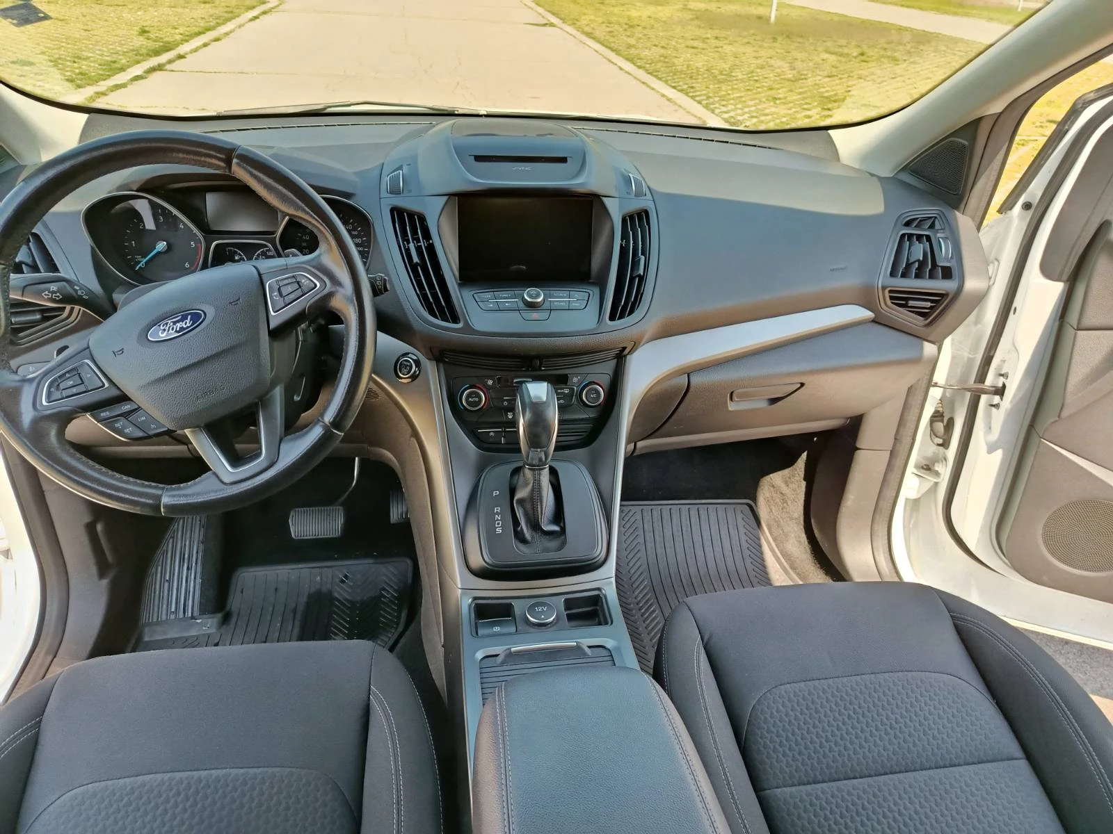 Ford Kuga 1.5 TDCi 2x4 PowerShift Automatic , снимка 10 - Автомобили и джипове - 54345404