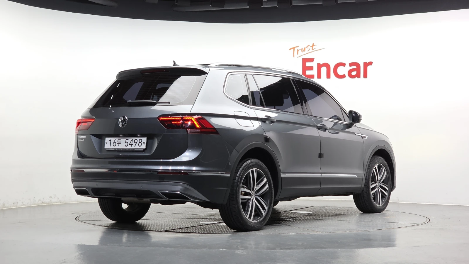 VW Tiguan 2.0 TDI* ЕЛ. БАГАЖНИК* HUD* 360* BLIND SPOT* КРАЙН, снимка 2 - Автомобили и джипове - 55983954
