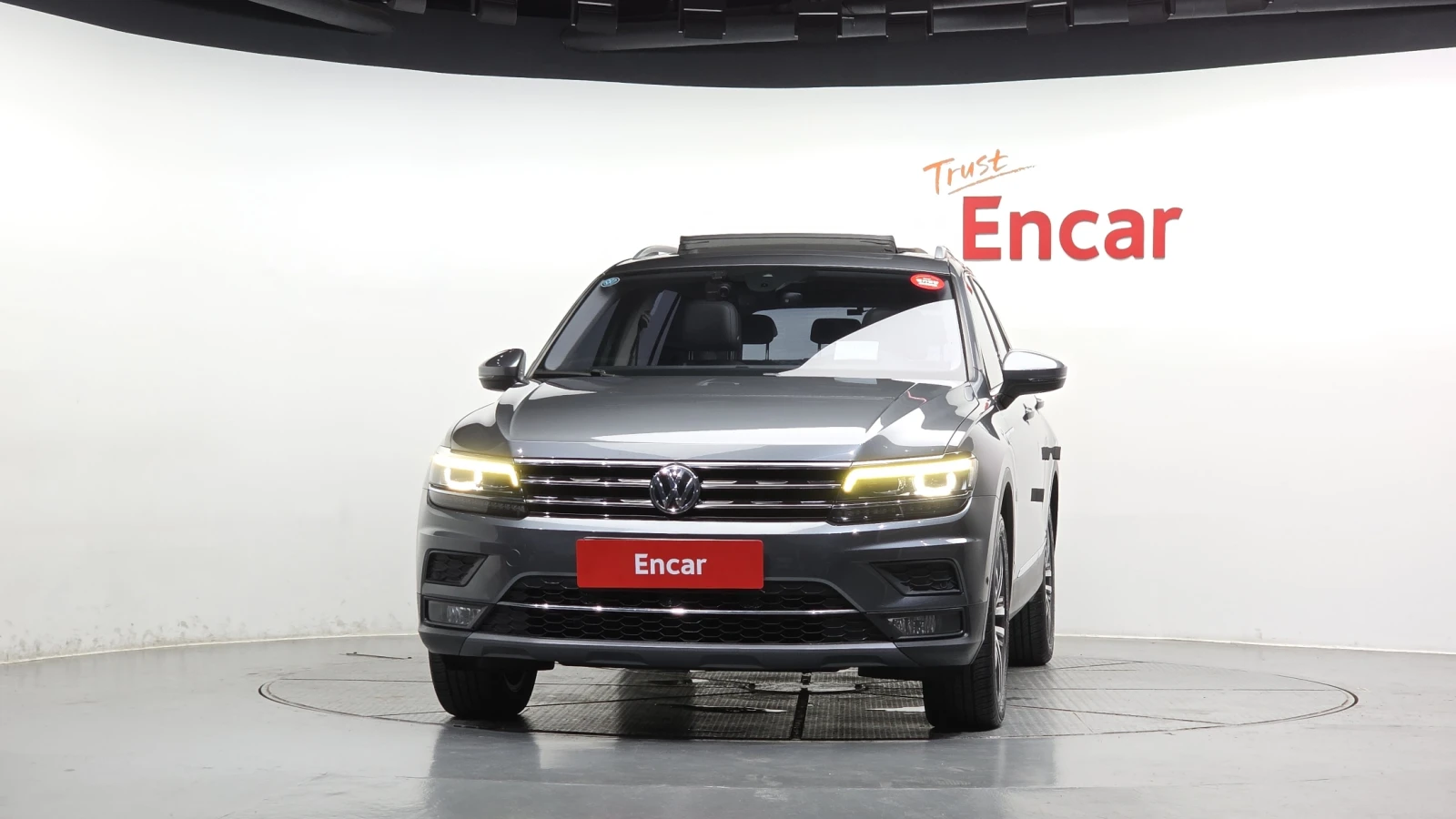 VW Tiguan 2.0 TDI* ЕЛ. БАГАЖНИК* HUD* 360* BLIND SPOT* КРАЙН, снимка 3 - Автомобили и джипове - 55983954