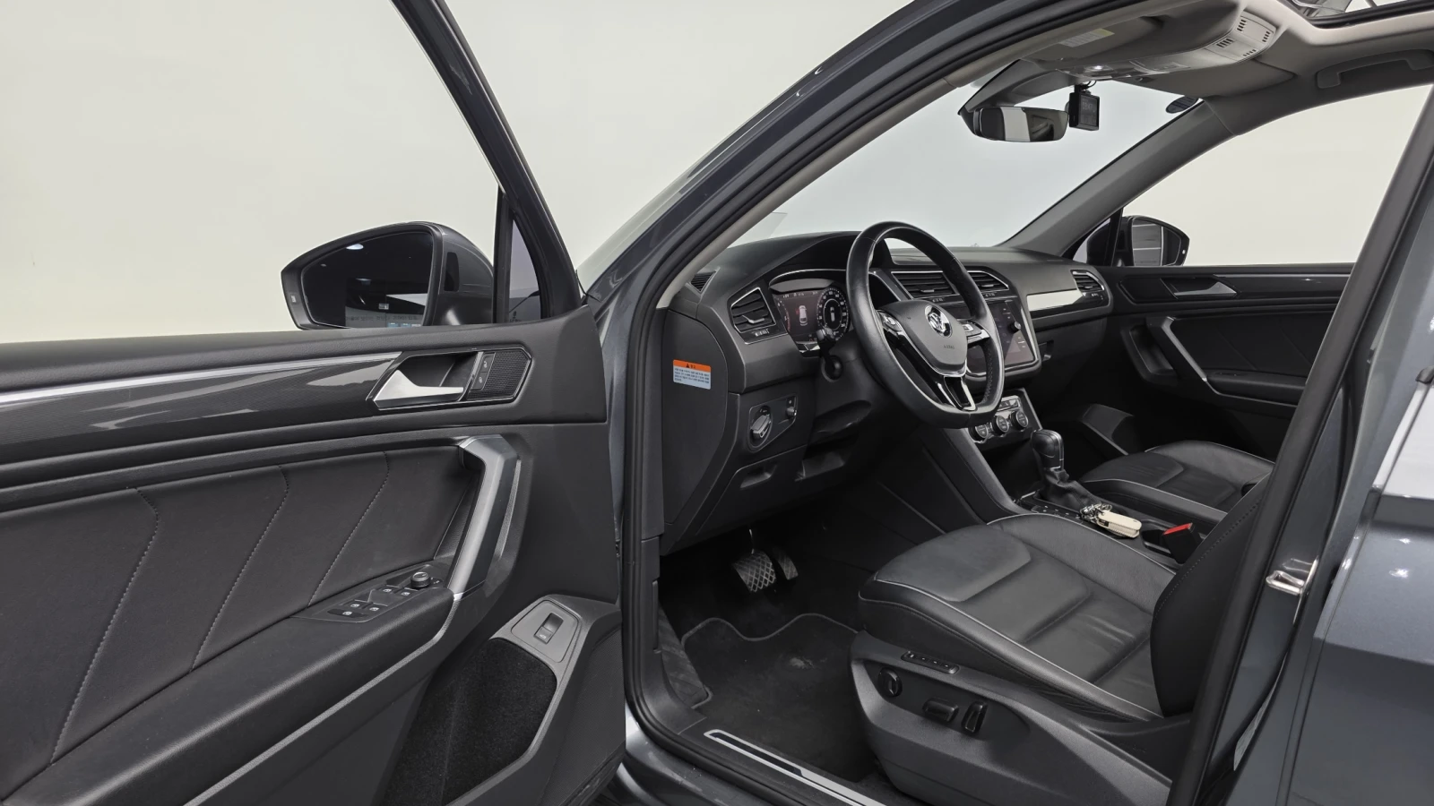 VW Tiguan 2.0 TDI* ЕЛ. БАГАЖНИК* HUD* 360* BLIND SPOT* КРАЙН, снимка 10 - Автомобили и джипове - 55983954
