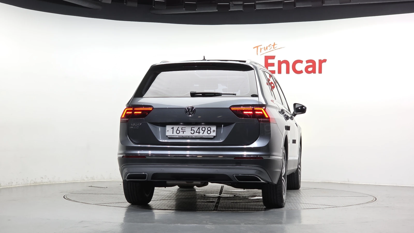 VW Tiguan 2.0 TDI* ЕЛ. БАГАЖНИК* HUD* 360* BLIND SPOT* КРАЙН, снимка 4 - Автомобили и джипове - 55983954