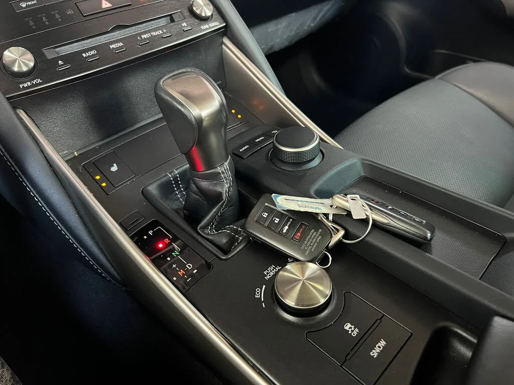 Lexus IS 300 * АвтоКредит * (ЦЕНА ДО БГ), снимка 15 - Автомобили и джипове - 53866628