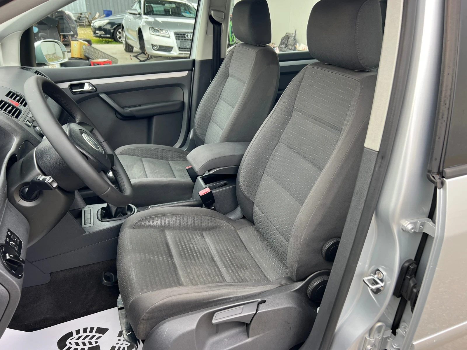 VW Touran 1.9TDI-105к.с./ 7-МЕСТЕН / Автопилот/ Италия, снимка 11 - Автомобили и джипове - 54043870