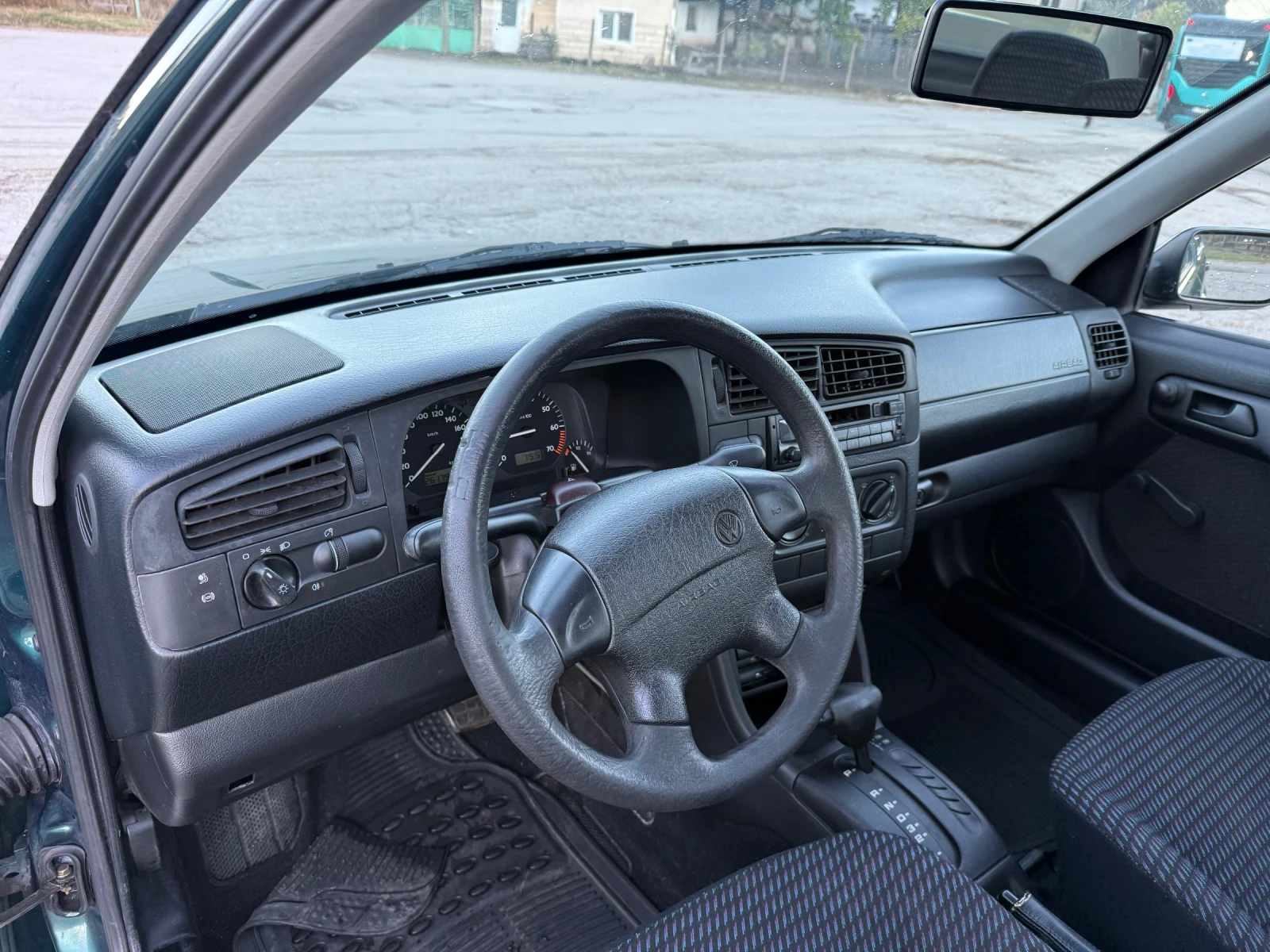 VW Vento 1.8* AVTOMAT, снимка 11 - Автомобили и джипове - 56629163
