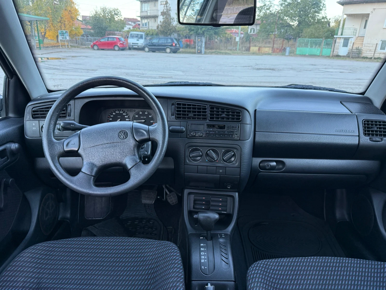 VW Vento 1.8* AVTOMAT, снимка 12 - Автомобили и джипове - 56629163