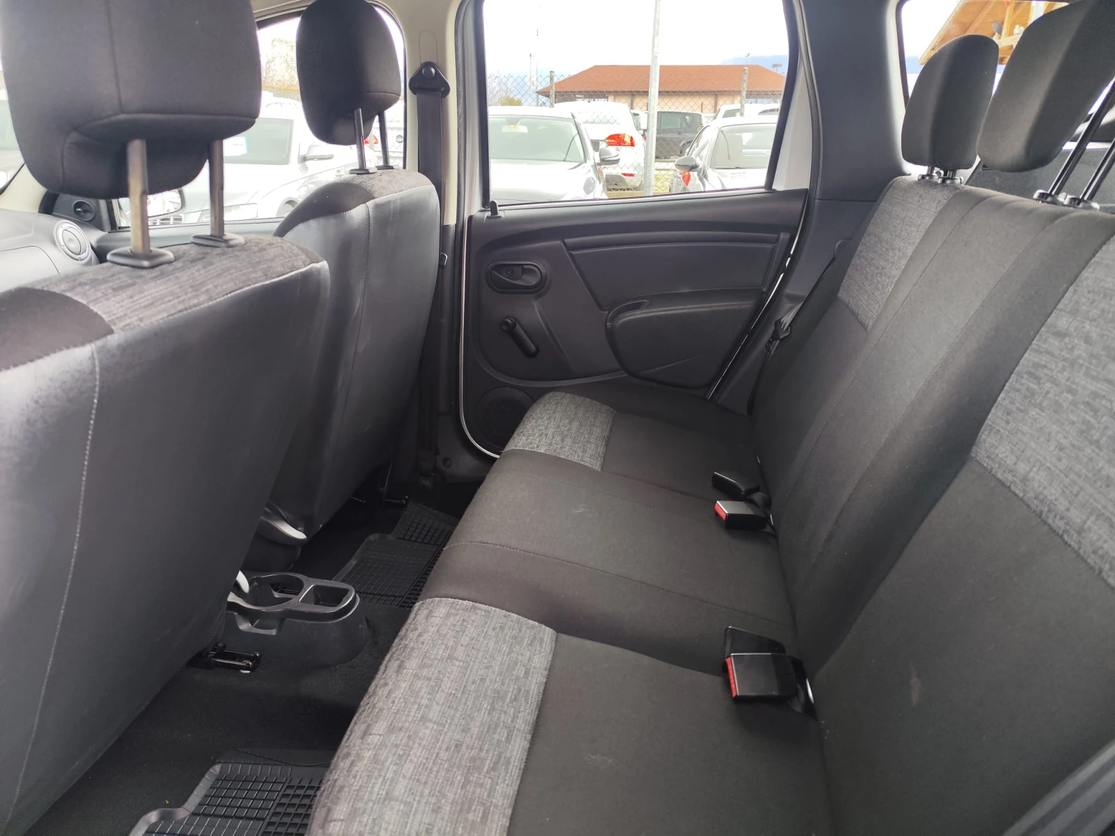 Dacia Duster 1.5 дизел 4х4, снимка 14 - Автомобили и джипове - 54013111