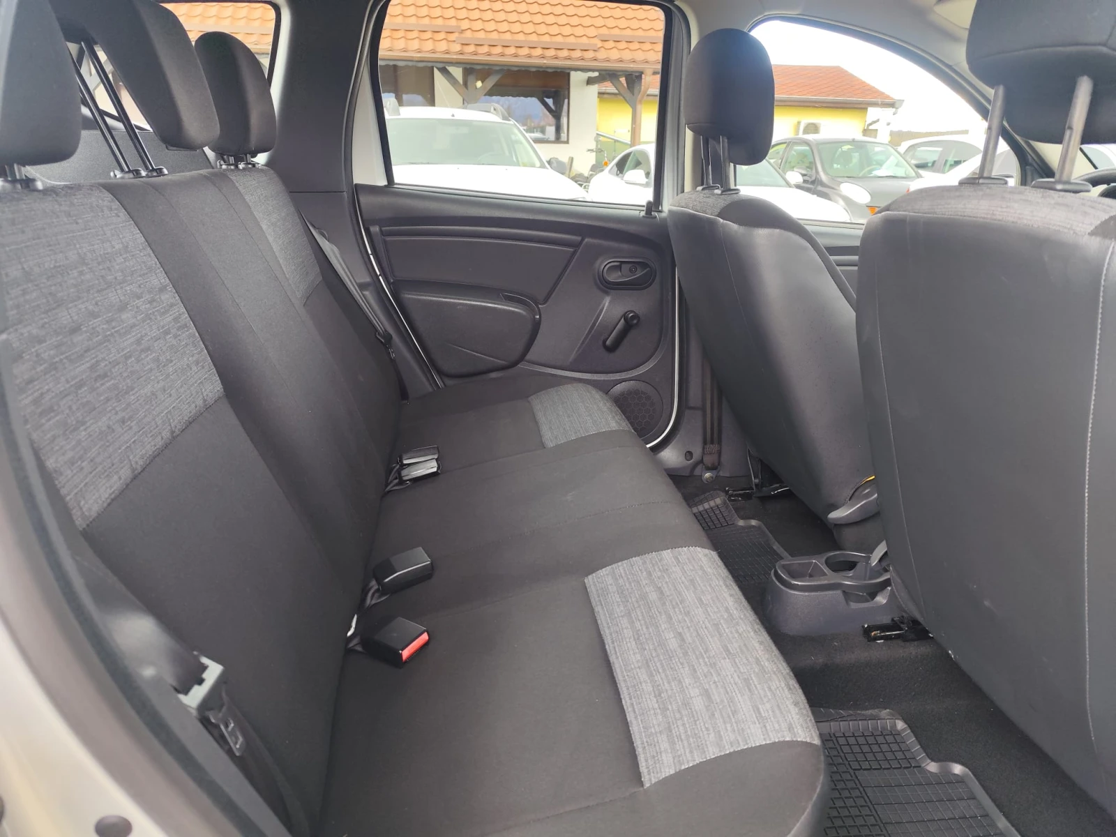 Dacia Duster 1.5 дизел 4х4, снимка 13 - Автомобили и джипове - 54013111