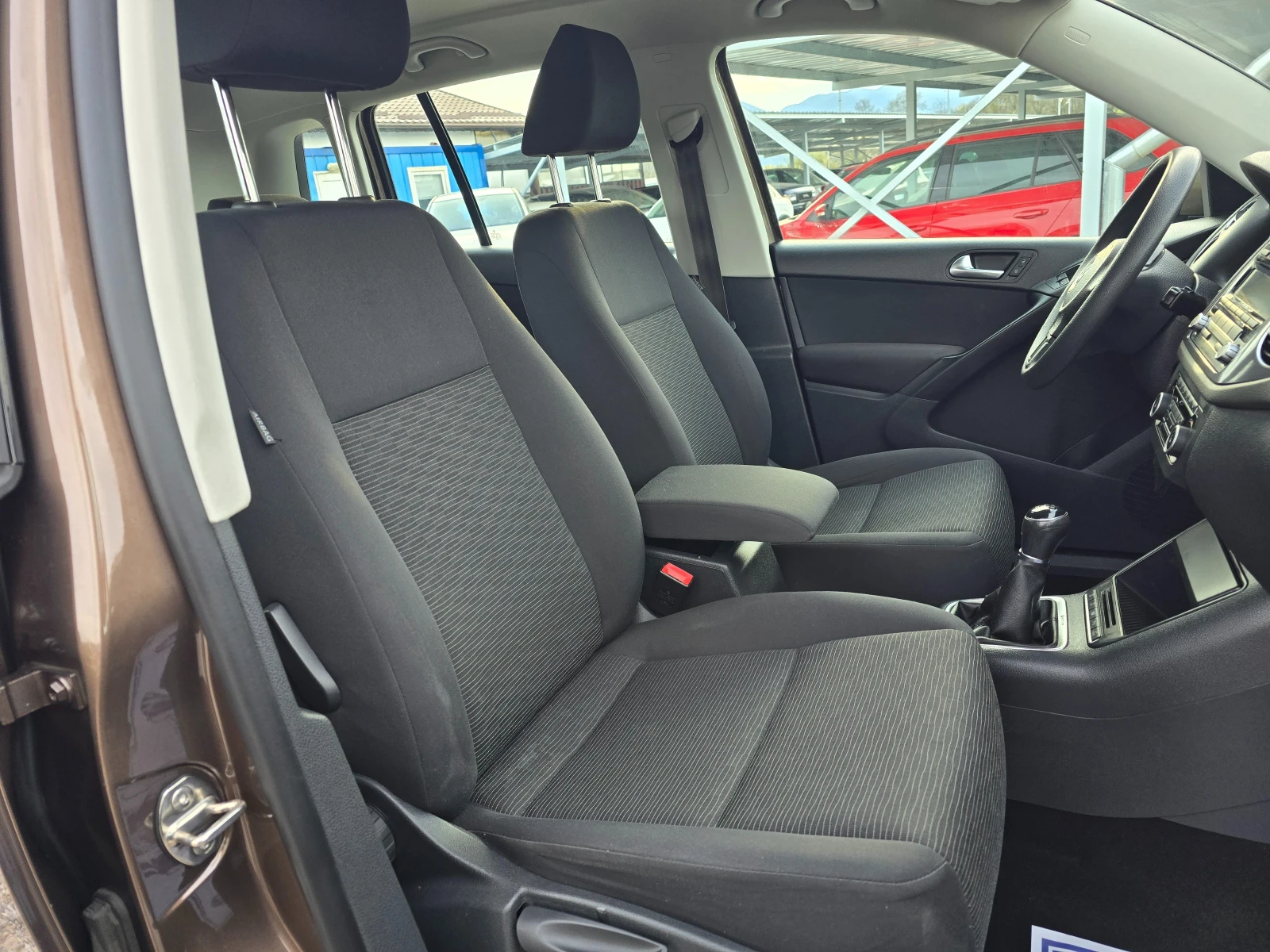 VW Tiguan 2, 0 TDI !! FACELIFT !! РЕАЛНИ КИЛОМЕТРИ !!! , снимка 10 - Автомобили и джипове - 54170678