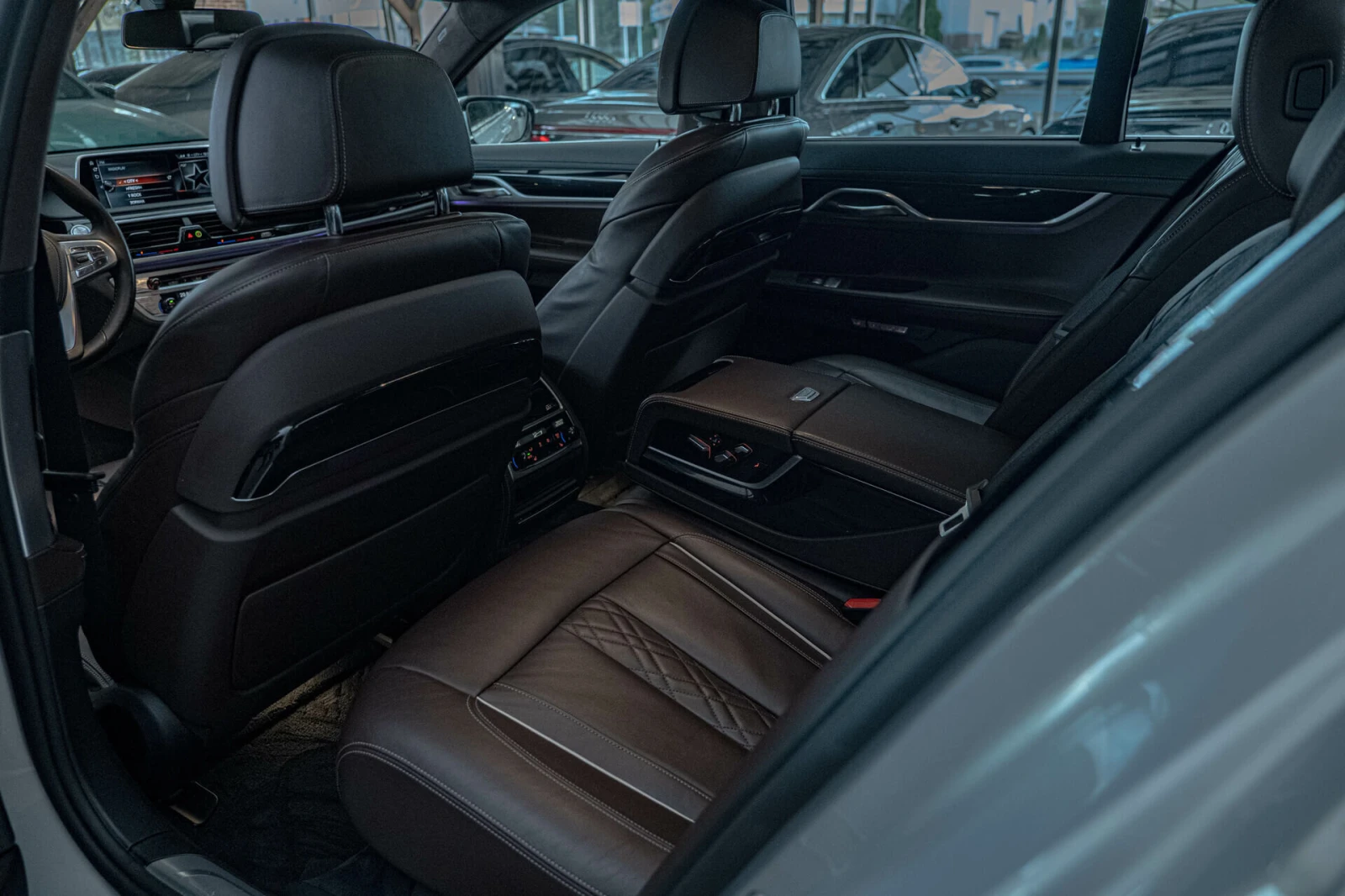BMW 740 d/xDrive/Individual/Soft Close/Massage/Камера 360/, снимка 8 - Автомобили и джипове - 54454833